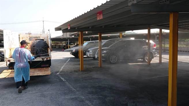 屏县新增1例本土及3名确诊者足迹，紧急在小琉球设筛检站。(屏县府提供)