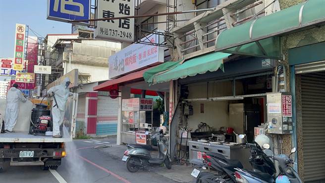 屏县新增1例本土及3名确诊者足迹，紧急在小琉球设筛检站。(屏县府提供)