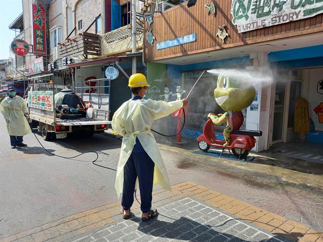 屏县新增1例本土及3名确诊者足迹，紧急在小琉球设筛检站。(屏县府提供)