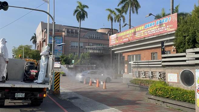 屏县新增1例本土及3名确诊者足迹，紧急在小琉球设筛检站。(屏县府提供)