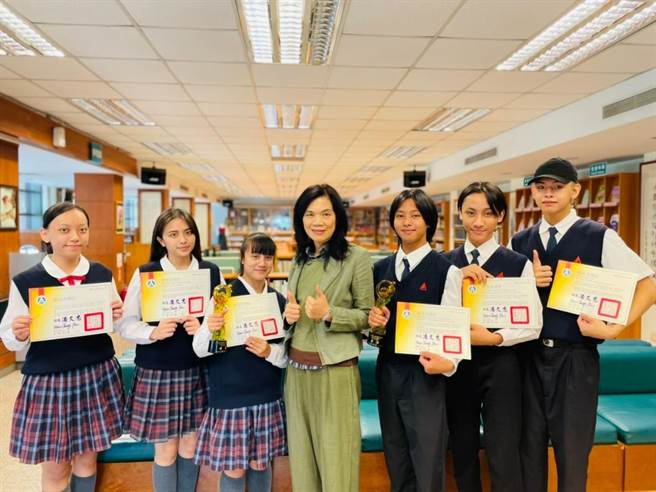 树德家商6学生去年12月底代表高雄市参加110年全国语文竞赛大放异彩。（校方提供）