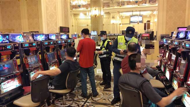 太平警分局辖内虽无酒店、KTV等特种行业场所，全面针对辖内各小吃部、电子游戏场等全面临检稽查。（民眾提供／卢金足台中传真）