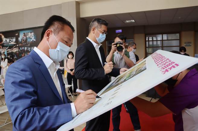 县长翁章梁今正式与光禹国际集团董事长字维新签约，50年契约期间，光禹集团将投资14.5亿元，在嘉义打造科技文创园区「Holo Park羊角艺术村」。（吕妍庭摄）