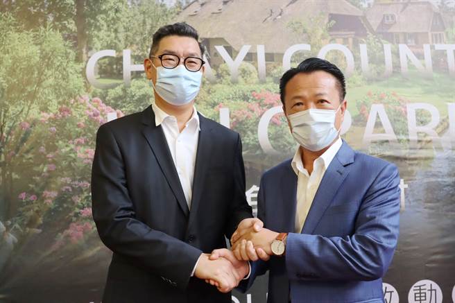 县长翁章梁今正式与光禹国际集团董事长字维新签约，50年契约期间，光禹集团将投资14.5亿元，在嘉义打造科技文创园区「Holo Park羊角艺术村」。（吕妍庭摄）