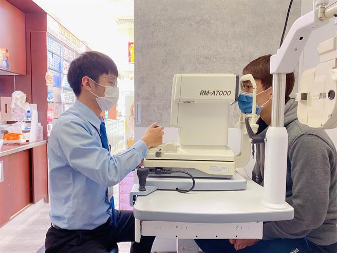 郑力齐(左)通过验光师国家考试，相较其他同学还在寻职，他已就业赢在职场起跑点。(劳动部劳动力发展署云嘉南分署提供／刘秀芬台南传真)