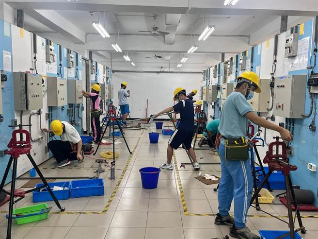 国中技艺竞赛高英工商6组别荣获第一。(校方提供)