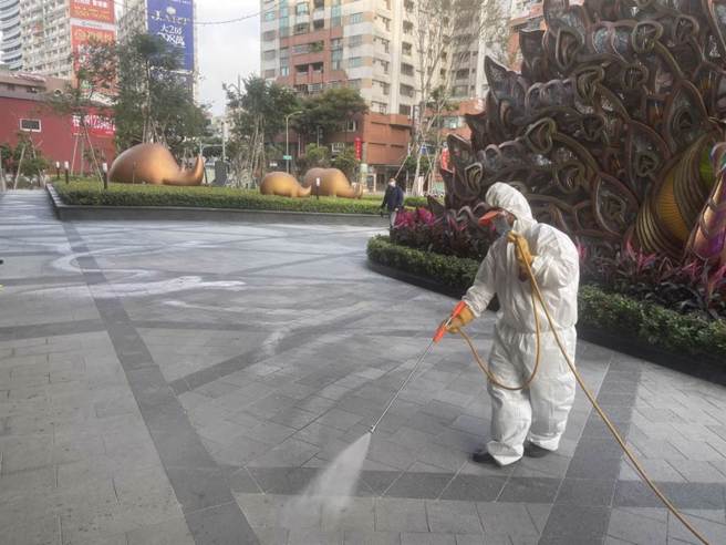 高雄本土暴增37例。图为清消示意图。（高市卫生局提供／资料照）