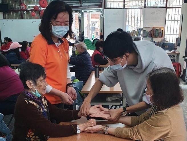 中华大学景观建筑系3年级学生张诚恩，积极参与社区营造与校内事务，更无偿接下新竹市香山社区发展协会总干事一职，近日获救国团表扬为大专优秀青年。（中华大学提供／陈育贤新竹传真）