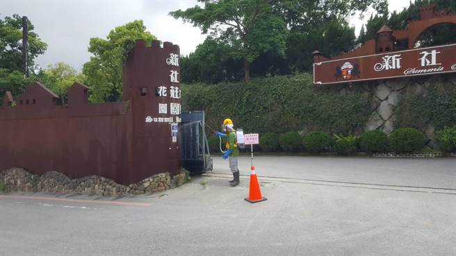 台中市環保局前往新社莊園古堡進行清消。（台中市府提供）