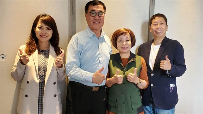国民党高雄市长人选难产，国民党高市议会党团总召童燕珍今（6）日率领市议员黄绍庭、陈美雅到新北市与前高雄市副市长李四川碰面，发挥三顾茅庐精神劝进李出马选高雄市长。（柯宗纬翻摄）