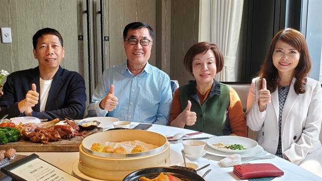 国民党高雄市长人选难产，国民党高市议会党团总召童燕珍今（6）日率领市议员黄绍庭、陈美雅到新北市与前高雄市副市长李四川碰面，发挥三顾茅庐精神劝进李出马选高雄市长。（柯宗纬翻摄）