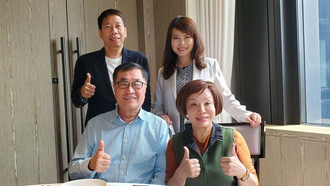 国民党高雄市长人选难产，国民党高市议会党团总召童燕珍今（6）日率领市议员黄绍庭、陈美雅到新北市与前高雄市副市长李四川碰面，发挥三顾茅庐精神劝进李出马选高雄市长。（柯宗纬翻摄）