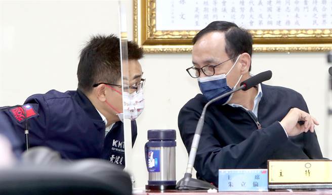 國民黨主席朱立倫今天宣布，國民黨駐美代表由國際部主任黃介正兼任，副代表由副主任黃裕鈞兼任，他將在5月下旬，和副主席夏立言赴美訪問，相關拜訪都在安排中。（鄭任南攝）