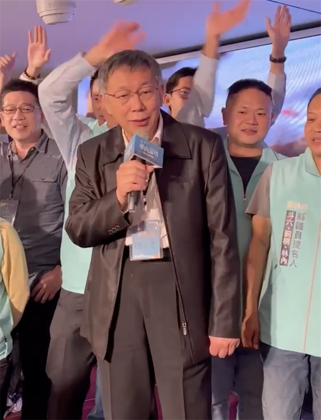 民進黨高市三民區議員參擬選人王浩宇爆料，柯文哲3月12日在高雄民眾黨辦的華山論壇活動，唱歌沒戴口罩。（翻攝王浩宇臉書）