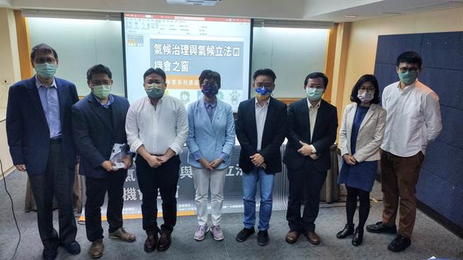 与此同时立法院也有11个版本草案可能会合併审查，各版本主要差异在于机关权责划分、碳定价、调适等部分，预估将成为审议时的讨论重点。（林良齐摄）