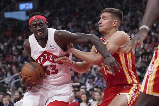 暴龍隊席亞卡(左)持球進攻。（美聯社）