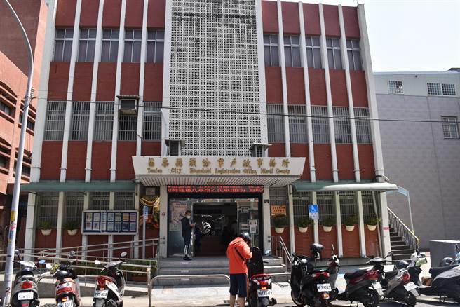 头份市公所计画将旧有户政事务所拆除重建成为信义里等联合活动中心。（谢明俊摄）