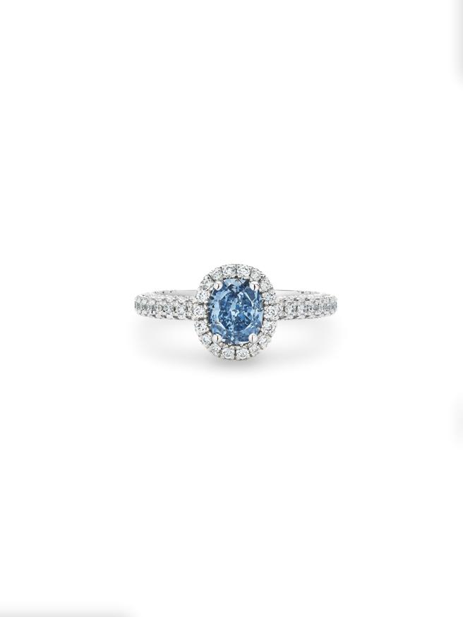 De Beers Aura 高级珠宝枕形切割艷彩蓝钻戒指， 0.62克拉。（De Beers提供）