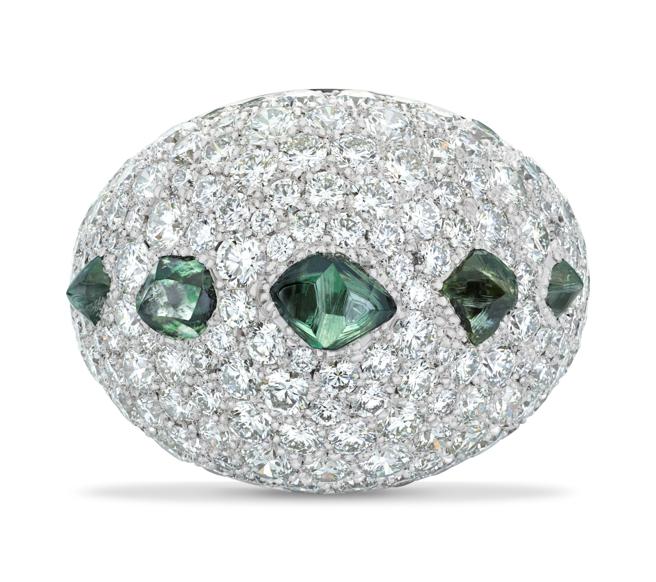 De Beers Talisman 高级珠宝18K白金鸡尾酒钻石戒指，115万5000元。（De Beers提供）