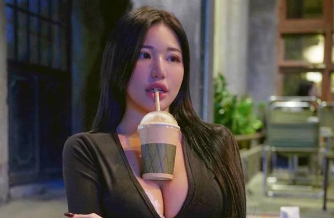 萧佩儿拥有美艷外型和火辣身材。(图／取自萧佩儿脸书)