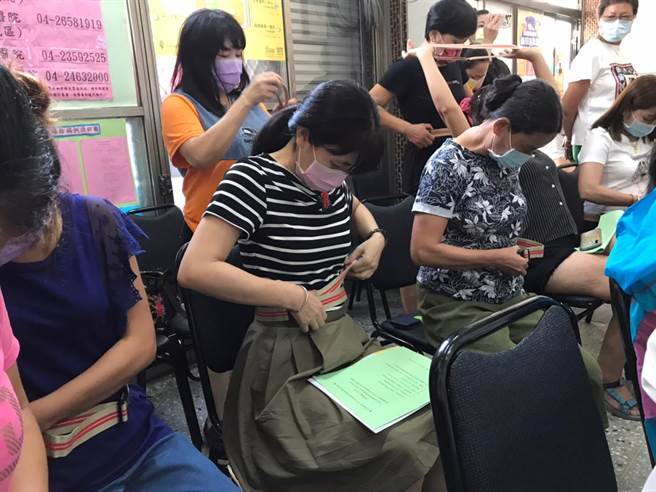 台中市勞工局推出「就業服務一鍵Catch管理平台」，提供各項職場訊息，圖為新住民產業鏈工作坊的職場體驗活動。（勞工局提供／林欣儀台中傳真）