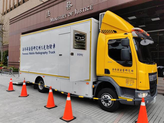 法医研究所新购的X光勘验车。(蒋永佑摄)