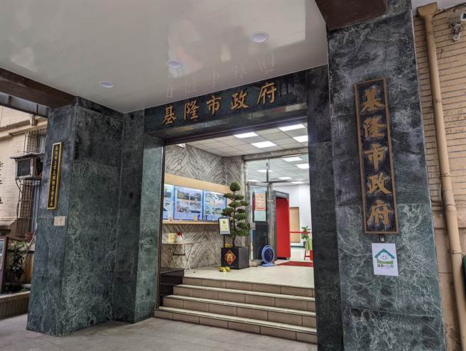 基隆爱心筛检发现1名市府员工确诊，市长林右昌针对是否强制市府同仁快筛，在去年前年都有标准程序，就照着程序来走。（记者陈敬哲摄）