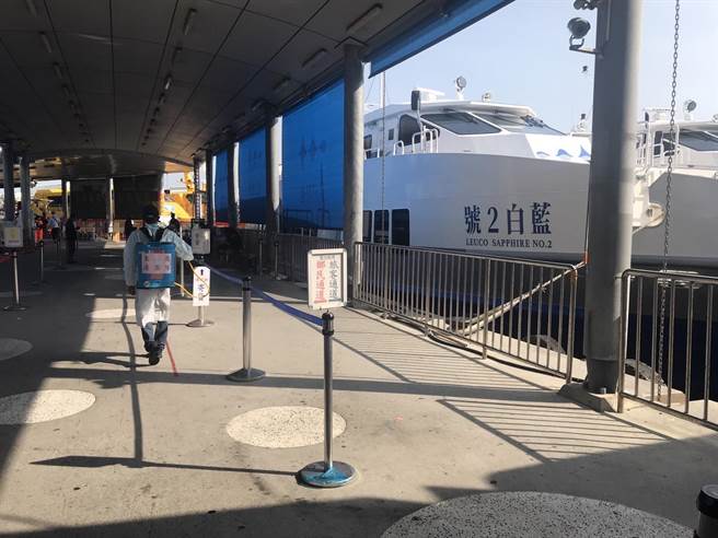 小琉球疫情持續升溫，屏縣府在確診者足跡急清消。(屏縣府提供)