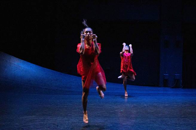 印尼编舞家艾可．苏布利阳托编创舞作《AriAri》，谈论人与人的情感连结。（国家两厅院提供）