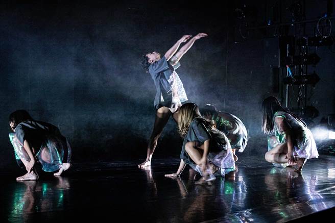 编舞家瓦旦．督喜编创舞作《Ita》，让舞者保有独立性，又能合而为一。（国家两厅院提供）