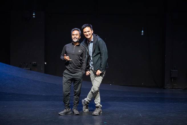 TAI身体剧场艺术总监瓦旦．督喜（右）与印尼艾可舞团艺术总监艾可．苏布利阳托（左），两人相识已久，近期将酝酿已久的创作和观眾分享。（国家两厅院提供）