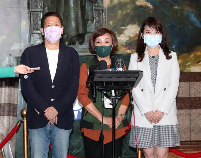 国民党高雄市长人选布局难产，高雄市议会党团总召童燕珍、议员陈美雅、黄绍庭今天北上拜会前高雄市副市长李四川，并到党中央拜访党主席朱立伦，力荐李四川是现阶段最强母鸡。（郑任南摄）