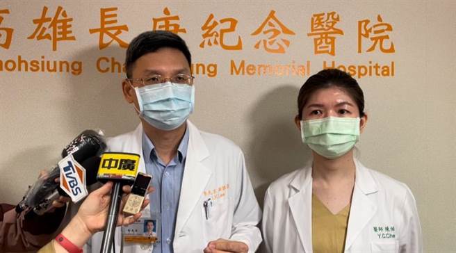 高雄长庚医院替院内工作人员检验疫苗抗体时，发现曾经得过SARS的工作人员施打1剂AZ疫苗后，抗体浓度比未感染过SARS打1剂AZ疫苗者高68倍、打2剂AZ疫苗高8.5倍。（洪浩轩摄）