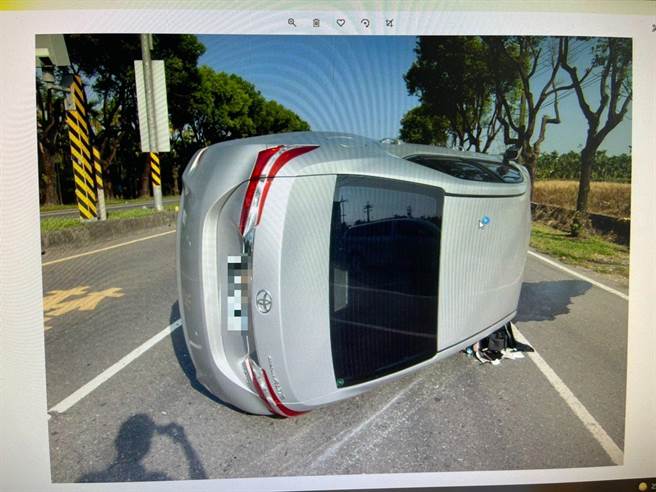 捡拾眼镜自撞分隔岛，女子翻车所幸无碍。(警方提供)