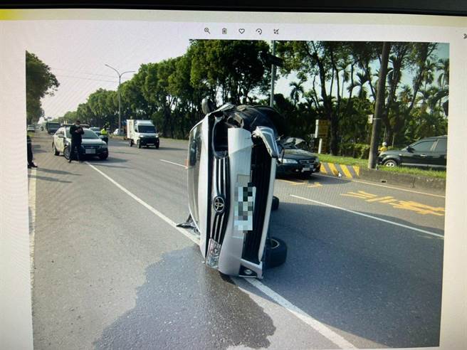 捡拾眼镜自撞分隔岛，女子翻车所幸无碍。(警方提供)