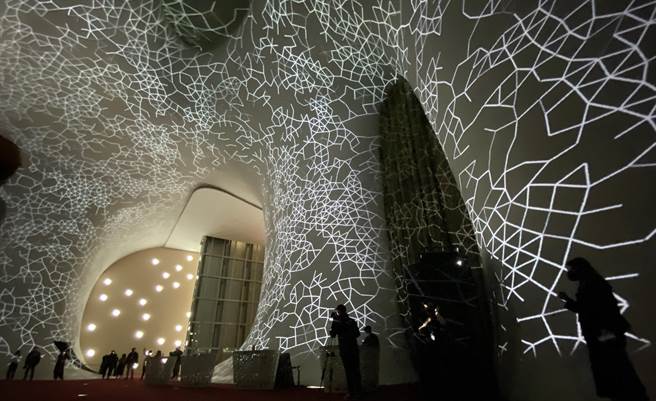 光之曲幕升级版首场由《放RE：CAVE》登场，展现震撼惊艳的沈浸式音像创作。（陈淑芬摄）