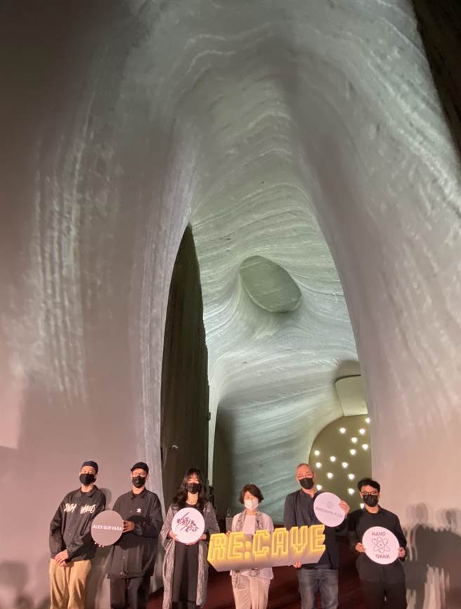 光之曲幕升级版首场由《放RE：CAVE》登场，展现震撼惊艳的沈浸式音像创作。（陈淑芬摄）