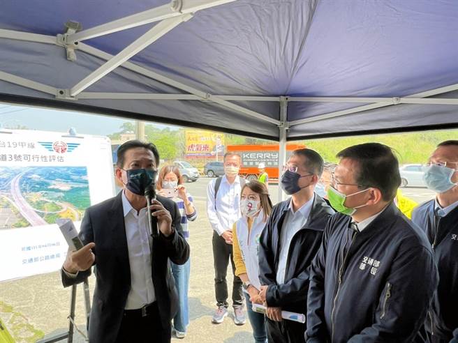 立委林俊宪（左）等人争取国道3台南关庙交流道、台86线快速道路新建高架道路及相关匝道衔接，获交通部长王国材承诺将全力支持。（林俊宪服务处提供／洪荣志台南传真）