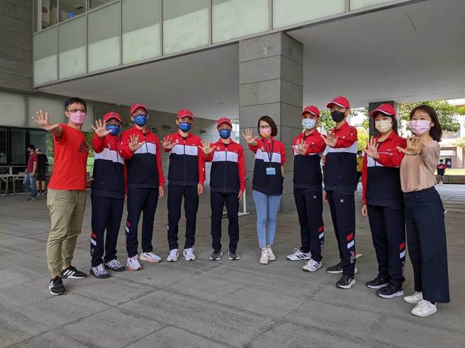 英明國中羽球隊。（曹明正攝）