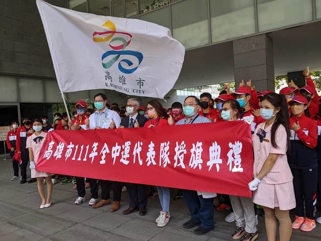 高雄巿參加全中運，6日舉行授旗典禮。（曹明正攝）