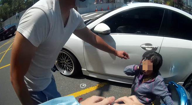 桃园市桃园区林森路与桃莺路桥下交叉路口上午发生一起机车与汽车的交通事故。（龟山分队提供／陈梦茹桃园传真）