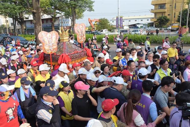 疫情再度炸開，大甲媽遶境在即，往年信徒沿著學校、宮廟休息，家長關心是否再度進校園。（資料照片／吳敏菁彰化傳真）