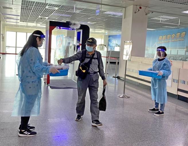 清明连假期间，金门县府在机场发送逾8000剂居家快筛试剂。（金门县府提供）