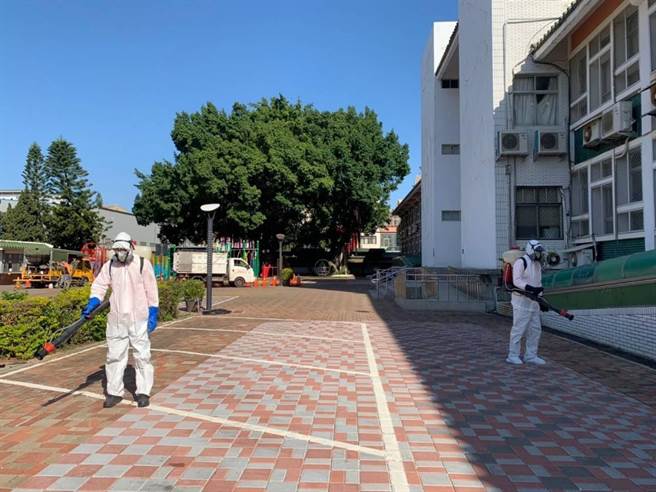 连日来，环保局也结合各乡镇公所人力，在63处人潮易聚集地方进行大清消。（金门县府提供）