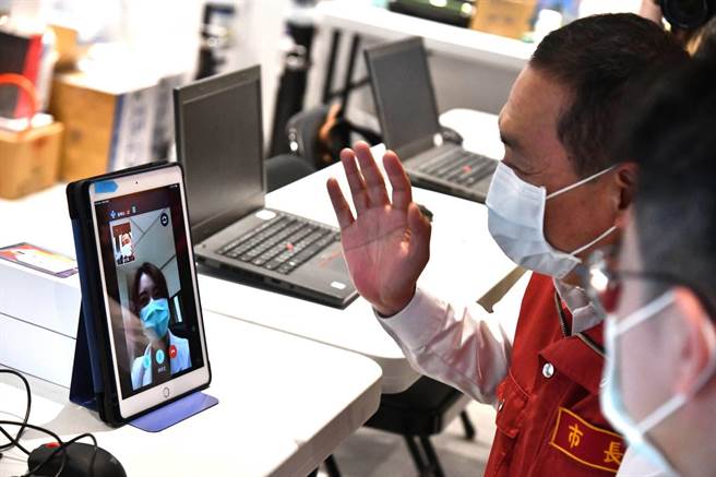 新北市长侯友宜前往三重集中检疫中心视察整备工作。（新北市新闻局提供）