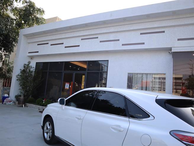 顏家服务处新址是一处预售屋的销售中心，目前看板都还没挂上。（陈淑娥摄）