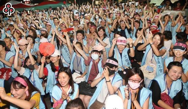 劳动部不认长荣航空部分行为干涉罢工，空服员工会提起行政诉讼败诉。(本报资料照)