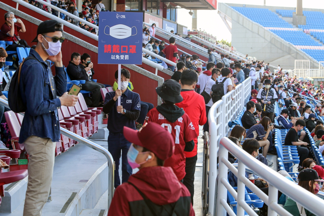 连续6天本土病例破百，中山医大附设医院儿童急诊科主任谢宗学预期，如果爆发大规模社区感染，每天新增数百例、甚至数千例确诊恐成常态。图为乐天桃园球场5日举行开幕战，工作人员举牌提醒防疫规定。（陈麒全摄）