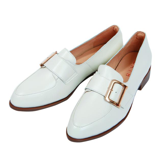 大叶高岛屋的ORIN白色扣式乐福鞋，原价3980元，优惠价2480元。（大叶高岛屋提供）