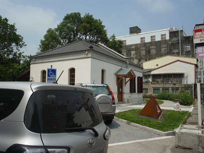 云林县北港登记所将活化为游客中心，但周边停车混乱有待整顿。（张朝欣摄）